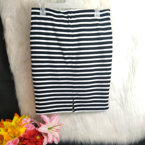 Old Navy Black and White Striped Skirt Size S - Picture 3 of 5